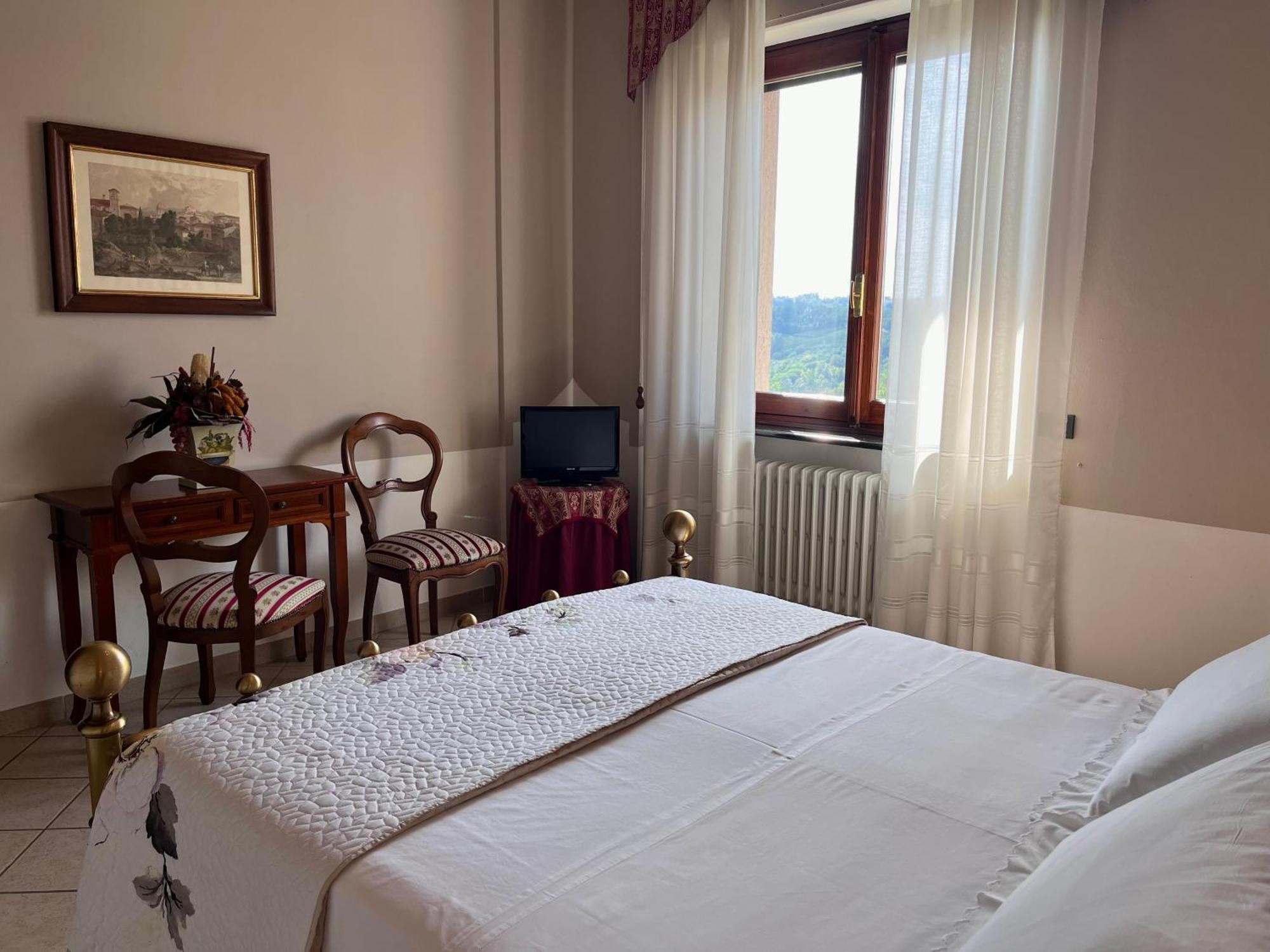 Belvedere Bike Hotel Montà Zimmer foto